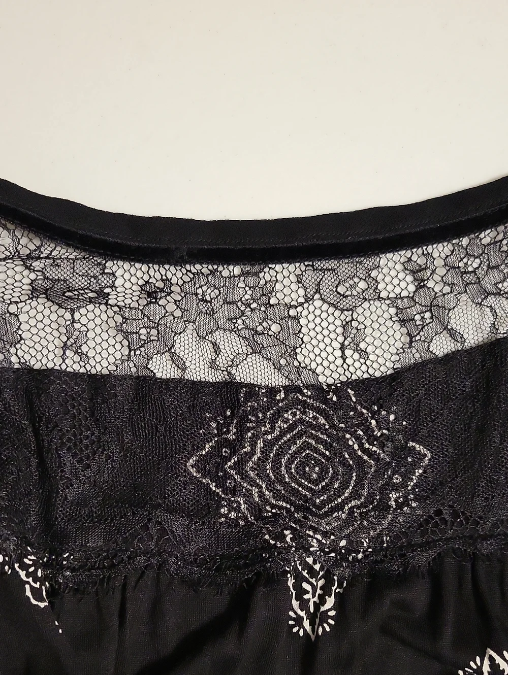 Bila Woman's Lace Top/sleeves & Rayon Blouse. XXL, BLK/CRM, NWT.